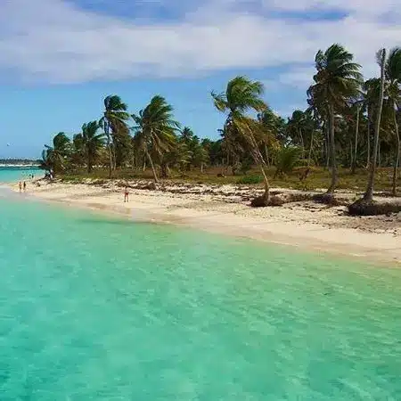 Παραλία στον Άγιο Δομίνικο με ντόπιους και γαλάζια νερά